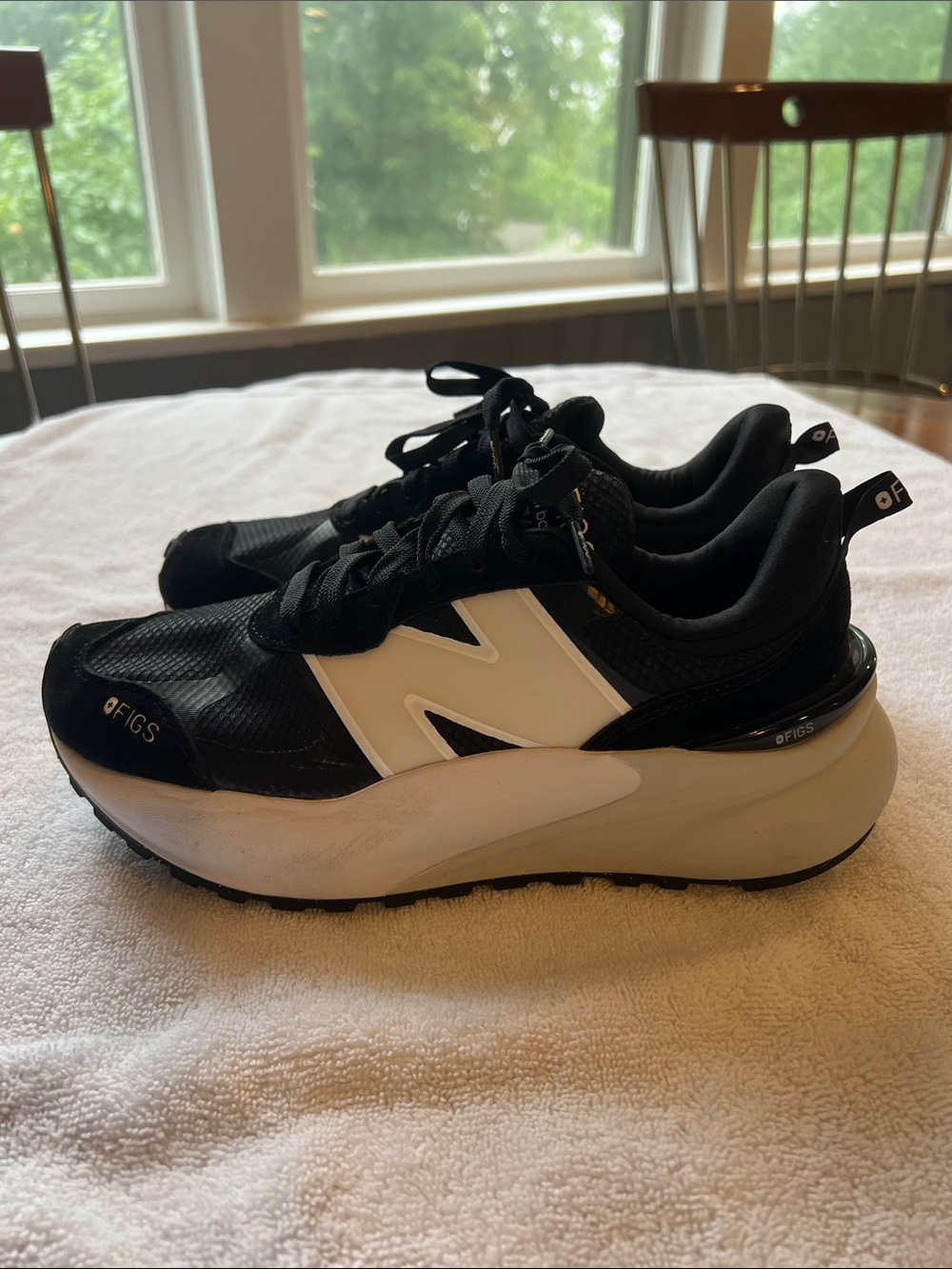 Unisex Black FIGS | New Balance 3447 - M7.5 W9